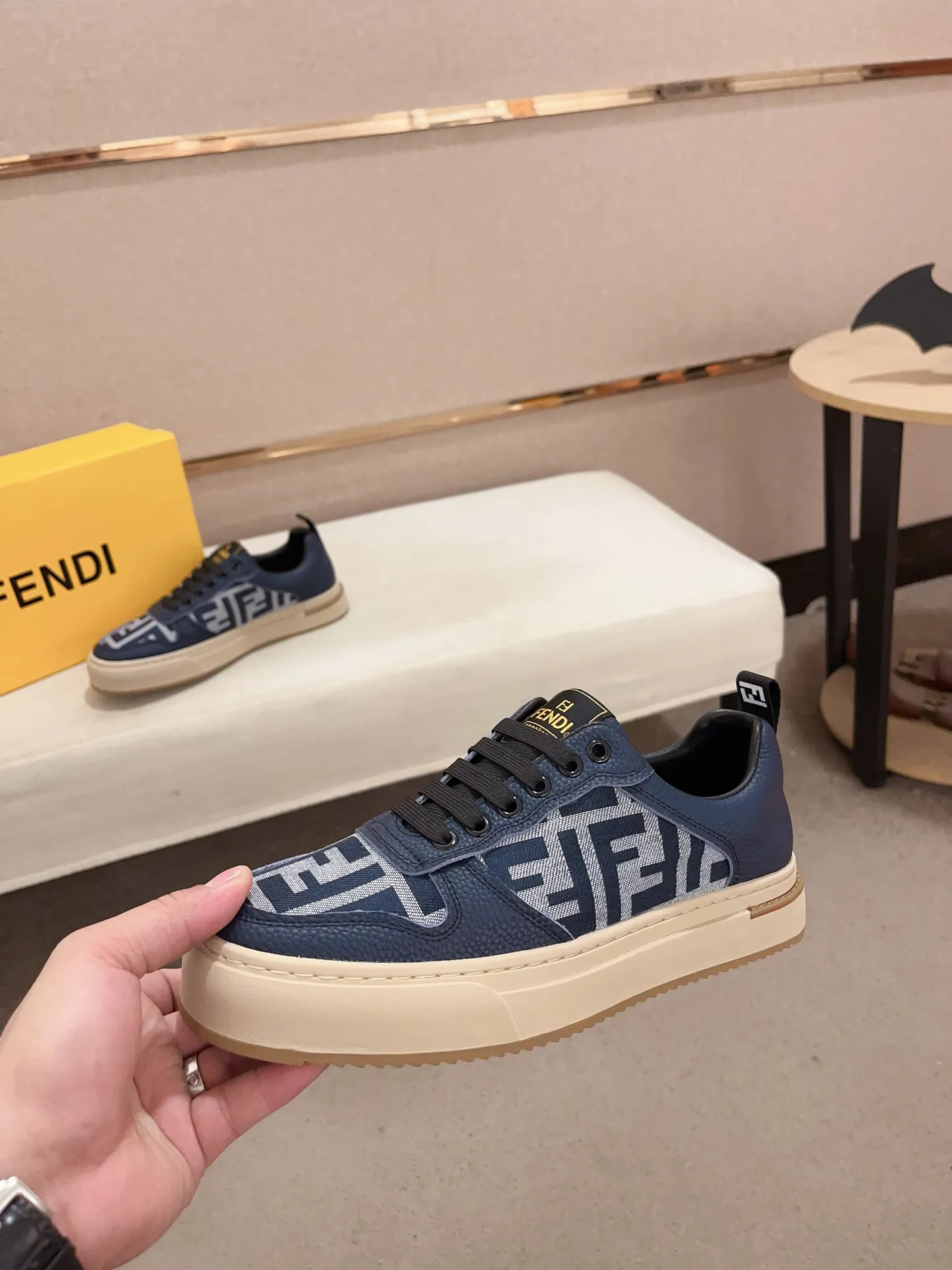 Men's shoes💰: 400💰[Fendi] Fendi's latest casual shoes for men! Available at counters simultaneously! A one-to-one replica of the original. All imported official website one-to-one cowhide fabric. The interior is made of top-grade sheepskin, and the original factory-supplied rubber outsole is used. Leading new fashion concepts. Matching code: 38-44. (can be customized for 45 non-refundable)